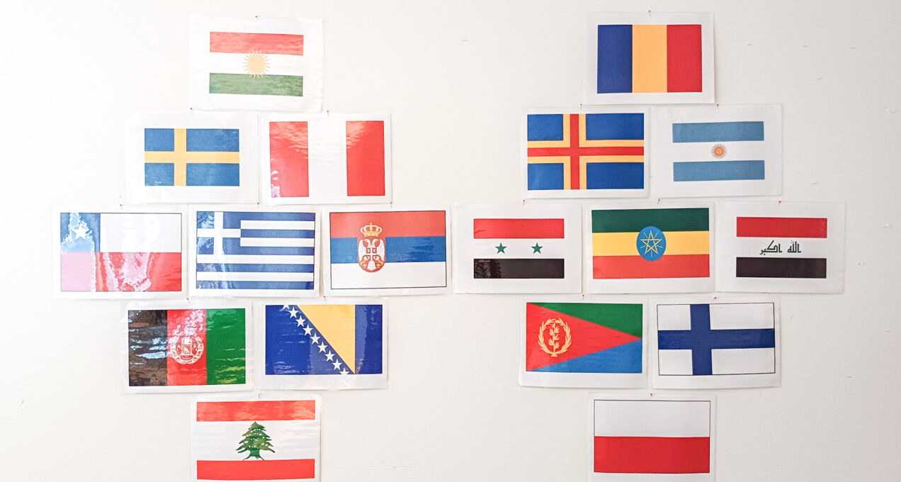 Vit bakgrund med 18 flaggor från olika länder.