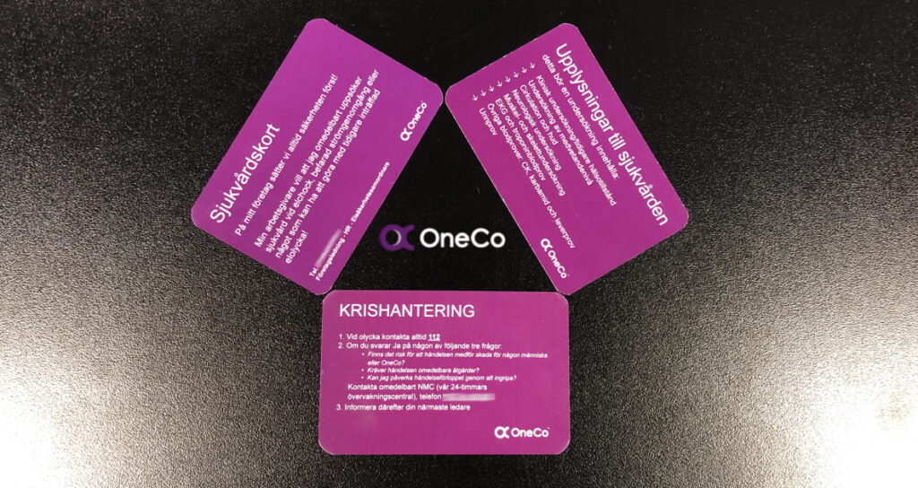 Tre lila kort med vit text mot en svart bakgrund.